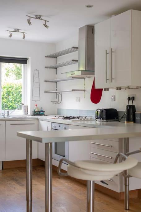 Lovely 2-Bed 15 Minutes To Central London Ngoại thất bức ảnh