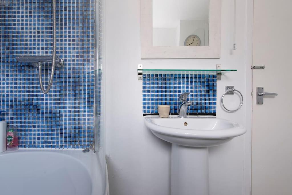 Lovely 2-Bed 15 Minutes To Central London Ngoại thất bức ảnh