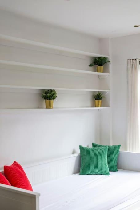 Lovely 2-Bed 15 Minutes To Central London Ngoại thất bức ảnh