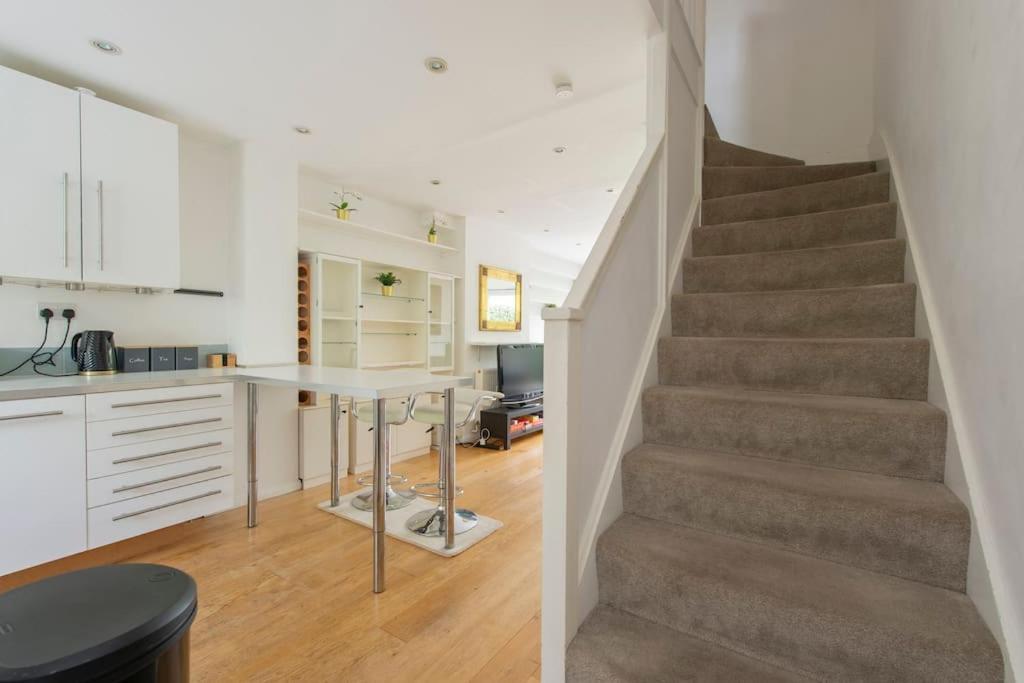 Lovely 2-Bed 15 Minutes To Central London Ngoại thất bức ảnh