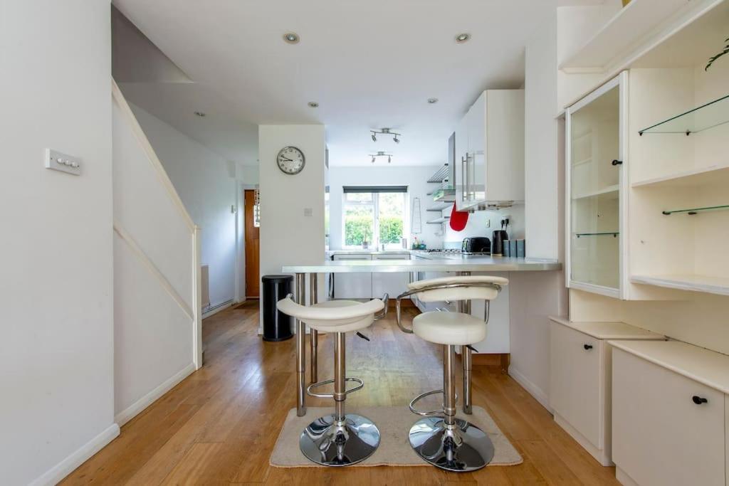 Lovely 2-Bed 15 Minutes To Central London Ngoại thất bức ảnh