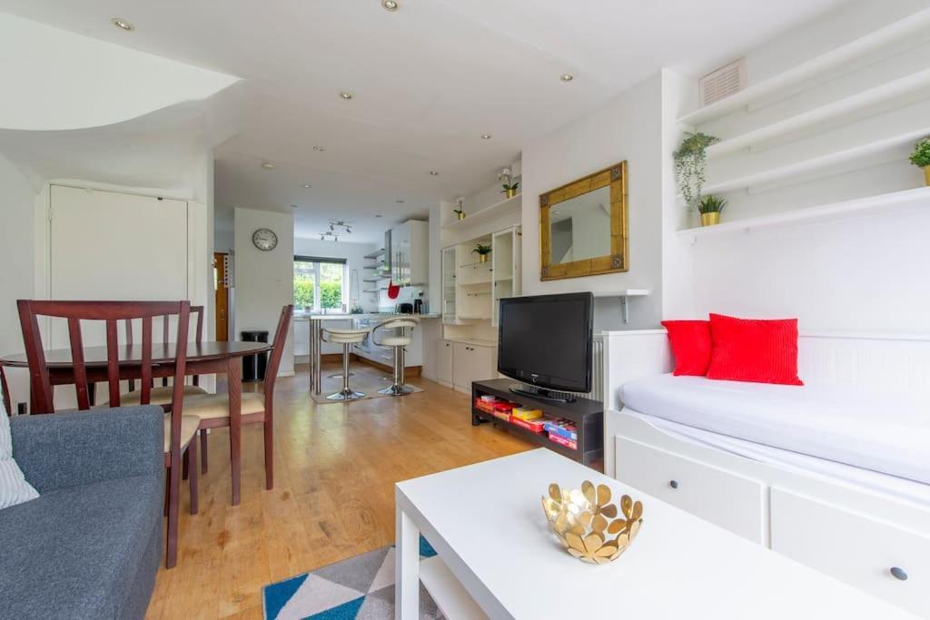 Lovely 2-Bed 15 Minutes To Central London Ngoại thất bức ảnh